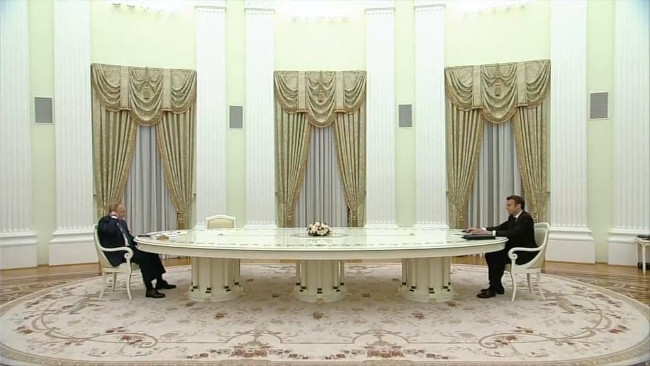 Les présidents Putin et Macron assis seuls aux deux extrêmes d'une immense table  | Tarifs-Formations-d'anglais-CPF